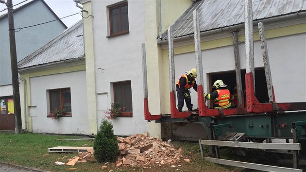 Tahai se za jzdy odpojil nvs, vyjel mimo silnici a narazil do domu, kter vn pokodil. Sutiny uvnit mimo jin zashly dtskou postlku a st postele, natst zde ale nikdo v tu chvli nebyl.