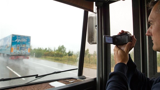 Kapitán Břetislav Urbánek natáčí projíždějící kamion z neoznačeného policejního autobusu.