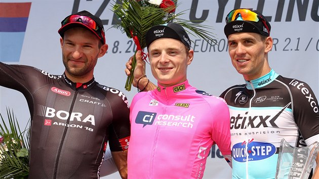 Ti nejlep z Czech Cycling Tour: uprosted celkov vtz Petr Vako, vlevo je druh Jan Brta, , vpravo pak tet Zdenk tybar.