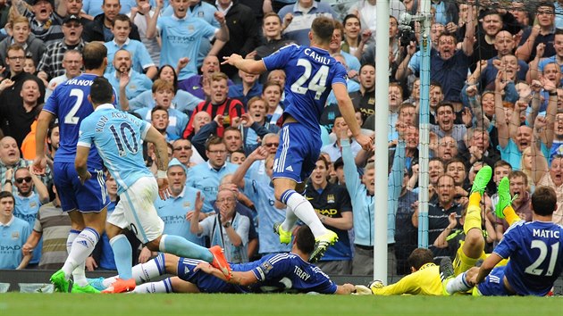 Sergio Agero z Manchesteru City (s slem 10) skruje proti Chelsea.