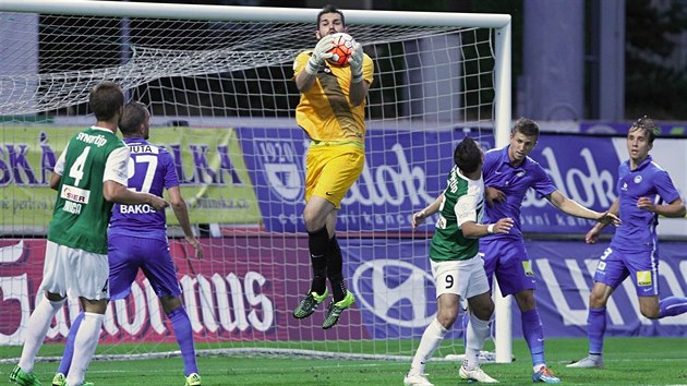 Libereck glman Tom Koubek zasahuje v severoeskm derby.