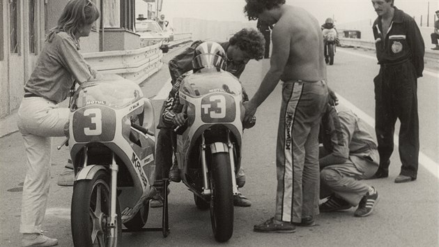 Jean-Francois Baldé byl největším soupeřem Toniho Manga v kubatuře do 350 ccm. V Brně ale dojel až na čtrnáctém nebodovaném místě a Mang získal rozhodující náskok. Na snímku je Baldé s tréninkovým i „ostrým“ motocyklem Kawasaki.