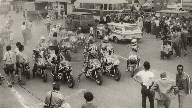 Ve tistapadestkch byl nejvtm adeptem na titul Toni Mang. Brno ale okouzlil mlad Belgian Didier de Radiguez, kter do ampiontu vltl stejn skandln jako vroce 1975 Johnny Cecotto. Radiquez na motocyklu Chevallier nedal ani Mangovi anci, nmeck ampion si nicmn druhm mstem upevnil veden vele ampiontu.