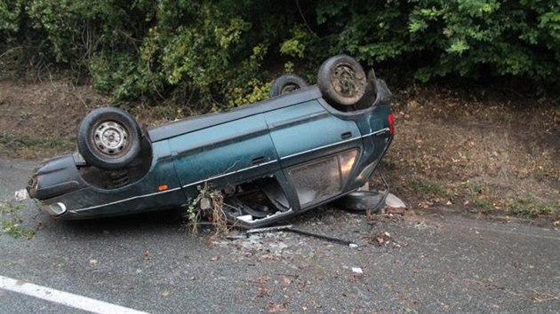 Osmnctilet idi nezvldl zen na mokr silnici a obrtil auto na stechu. Jako zzrakem se mu nic nestalo (17. 8. 2015).