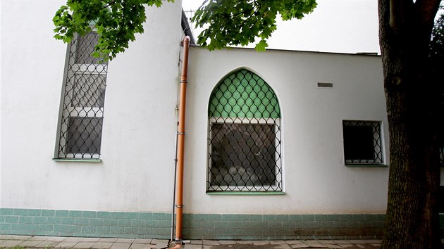 Vandalové vytloukli železnými tyčemi okna brněnské mešity (18. 8. 2015).