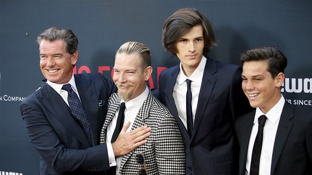 Pierce Brosnan a jeho synové Sean, Dylan a Paris (Los Angeles, 17. srpna 2015)