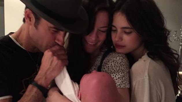 Justin Theroux, Margaret Qualley a Liv Tylerov se synem Sailorem