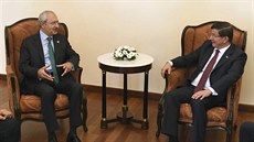 Turecký premiér Ahmed Davutoglu p�i sch�zce s  v�dcem Lidové republikánské...