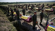 Pohřeb 57 ukrajinských vojáků v Záporožské oblasti (7. srpna 2015)
