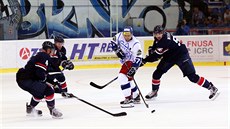 Hokejisté Komety Brno (v bílém) útoí v utkání se Slovanem Bratislava.