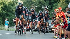 Týmová asovka na Czech Cycling Tour.  Na trati maká tým  Bora Argon.