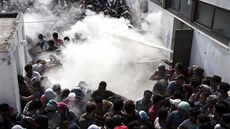ecká policie rozhání protestující bence na ostrov Kos pomocí hasicích...