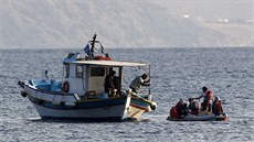 ecký rybá pomáhá u ostrova Kos rodin syrských uprchlík, kterým se rozbil...