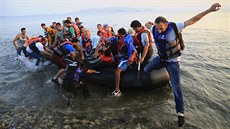 Syrští uprchlíci přistávají u břehu ostrova Kos (11. 8. 2015)
