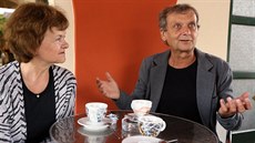 Ji�ina a Jan Romovi, man�elé, kte�í zachránili mladý pár p�ed uho�ením.