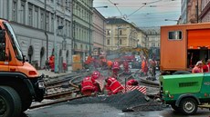 Rekonstrukce tramvajové trati v Havlí�kov� ulici nedaleko Masarykova nádra�í...