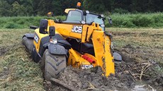 Traktory zapadly do bahna vyputného rybníka v Dymokurech na Nymbursku. Tahal...