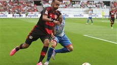Karim Bellarabi (vlevo) svádí souboj s Kimem Jin-Suem během utkání Leverkusen -...