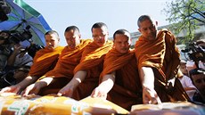 U svatyn se seli i buddhistití mnii (19. srpna 2015)