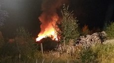 Požár nelegální skládky odpadu u Českých Budějovic likvidovalo 13 jednotek...