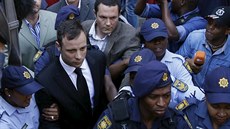Oscar Pistorius opouští soudní budovu v září 2014.