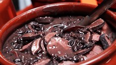Feijoada je brazilský pokrm z �erných fazolí a n�kolika druh� masa.