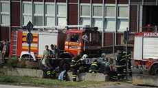 Hasiči na místě požáru po výbuchu v areálu chemického závodu Unipetrol v Záluží...