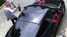 Vandal auto hudebníka Daniela Landy pokrábal kamenem, poplival a polil pivem.