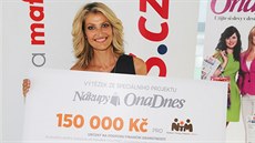 Patronka nadace Tereza Maxová pevzala ek na 150 tisíc korun.