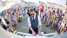 Patrik ervák hraje na piano na námstí Pemysla Otakara II. v eských...