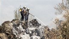 Hasii jet celou stedu prolévali hromady odpadu u Hr pnou.