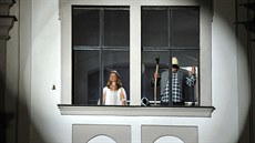 V oknech radnice v Lokti na Sokolovsku defilovaly 15. srpna pohádkové,...