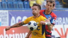 Teplický záložník Martin Fillo se v ligovém utkání proti Plzni kryje míč před...