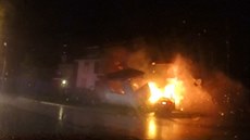 Výbuch plynu po nárazu kradeného auta do pípojky u domu v Michiganu (2.srpna...