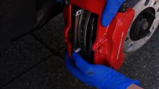 Instalace iPhon� místo brzdových desti�ek na Porsche 911