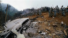 Japon�tí záchraná�i na míst� havárie letu JA123 z Tokia do Ósaky (12. srpna...