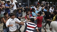 Potyka pákistánských, afghánských a íránských migrant ped policejní stanicí...