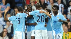 Fotbalisté Manchester City se radují z gólu, který vstřelil Yaya Toure (třetí...