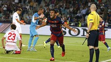 OPOJENÍ.  Rafinha z Barcelony slaví v zápase o Superpohár gól do sít Sevilly.