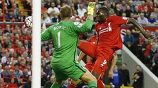 Christian Benteke z Liverpoolu p�ekonává branká�e Bournemouthu Artura Boruce.