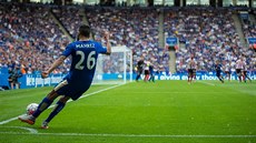 Ofenzivní zálo�ník Rijád Mahriz z Leicesteru zahrává rohový kop.