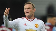 Útočník Wayne Rooney z Manchesteru United diriguje své spoluhráče.