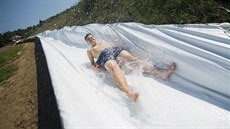 Skluzavka m��í 150 metr� a má p�evý�ení 25 metr�.