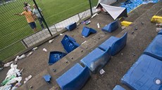 Bhem fotbalového zápasu ve Zlín ostravtí fanouci vytrhali sedaky a niili...