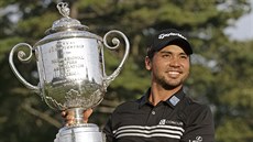 Australský golfista Jason Day s trofejí pro vítze turnaje ve Whistling Straits...