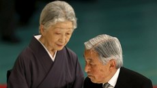Japonský císa Akihito s císaovnou Miiko pi výroí kapitulace zem na konci...