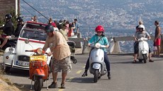 Ú�astníci Vespa srazu na Je�t�du.