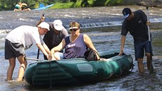 Jizera mezi Rakousy a Dolánkami u Turnova je sjízdná u� jen s obtí�emi.