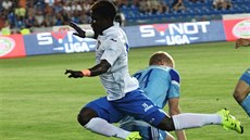 Ostravský úto�ník Francis Narh (v bílém) v akci b�hem duelu s Mladou Boleslaví