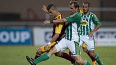 Aldin �aji� z Dukly (vlevo) a Tomá� �í�ek z Bohemians v ligovém utkání